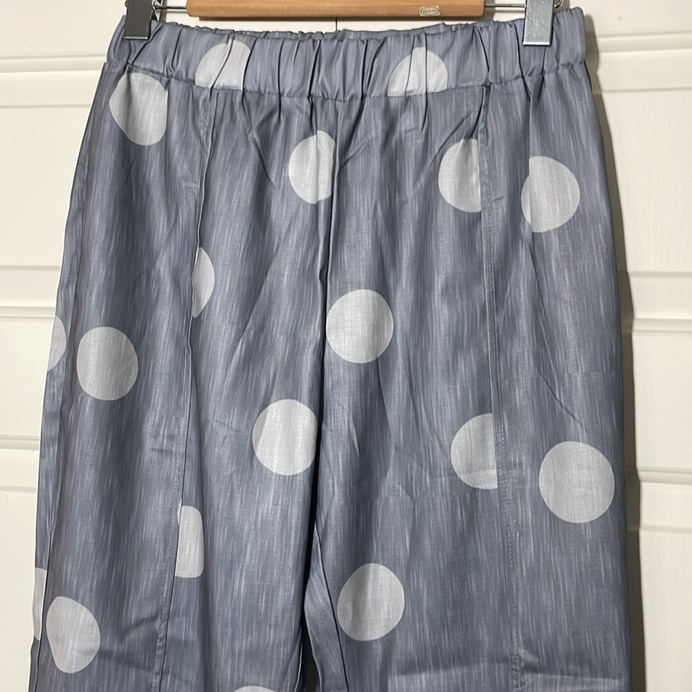 NWOT Women’s Gray Polka Dot Cropped Pants